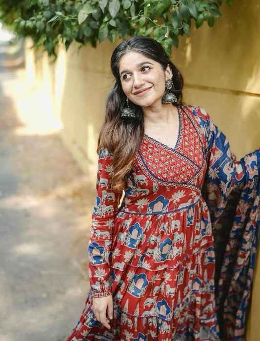 Look straight out of a dreamy movie set as you turn around and walk in this elegant flaired suit !