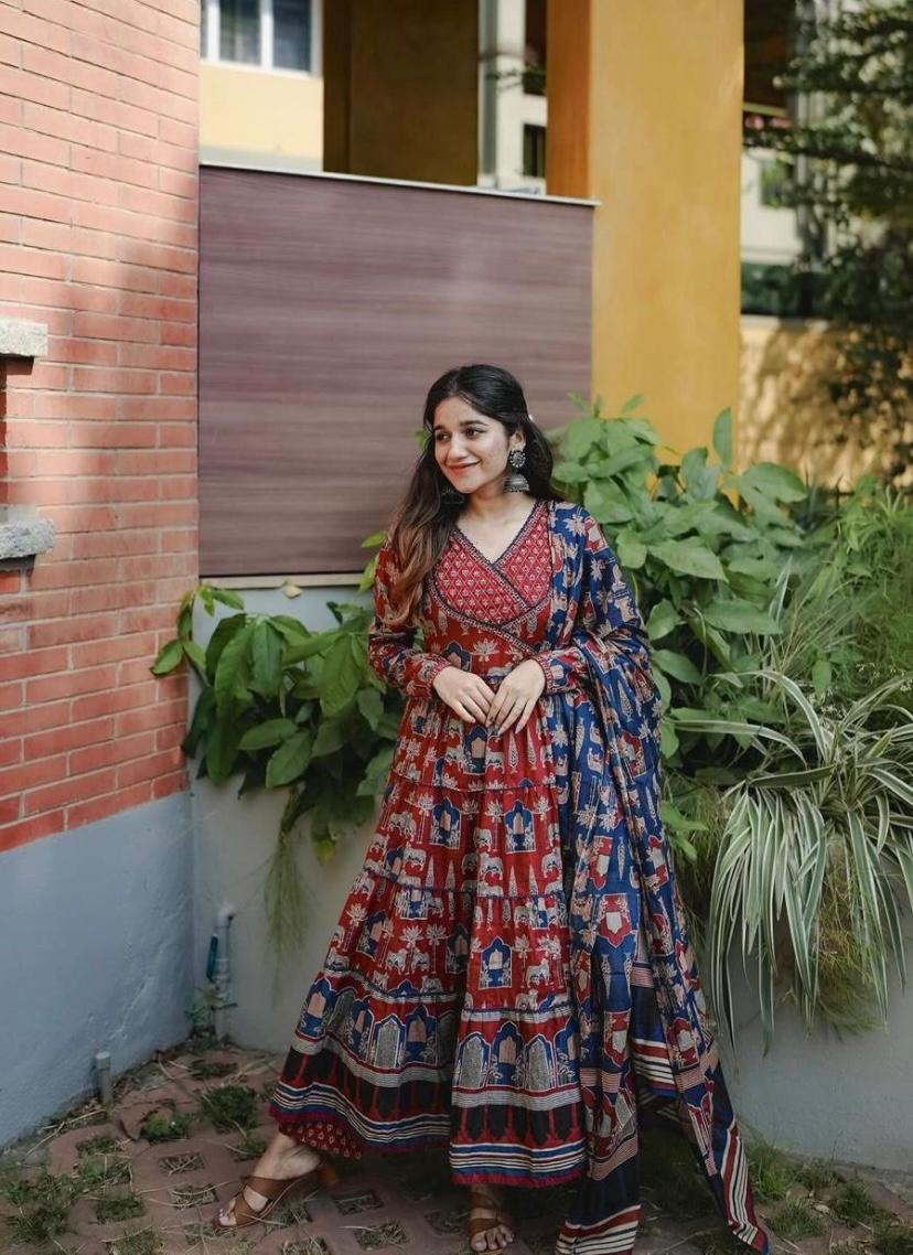 Look straight out of a dreamy movie set as  you turn around and walk in this elegant flaired suit !