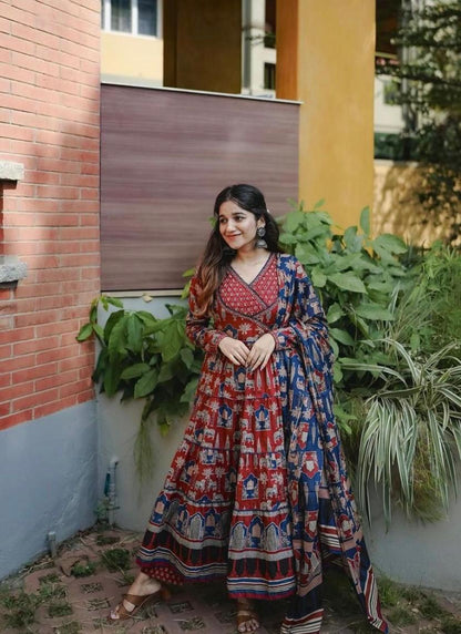 Look straight out of a dreamy movie set as  you turn around and walk in this elegant flaired suit !