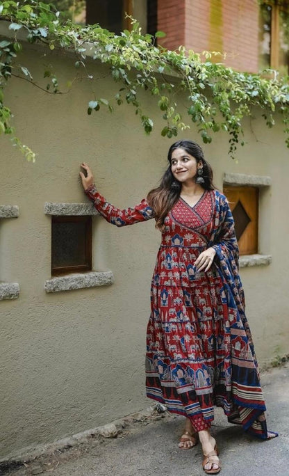 Look straight out of a dreamy movie set as  you turn around and walk in this elegant flaired suit !