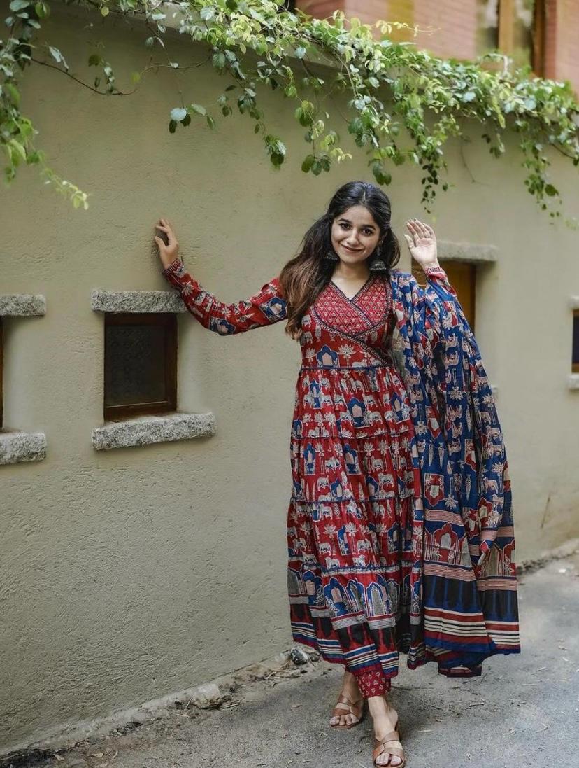 Look straight out of a dreamy movie set as  you turn around and walk in this elegant flaired suit !